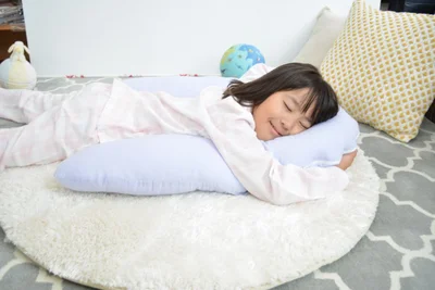 小学生のための抱かれ枕「おめざの天才・ジニアスピロー」は、ぐっすり眠れるバラの香りつき