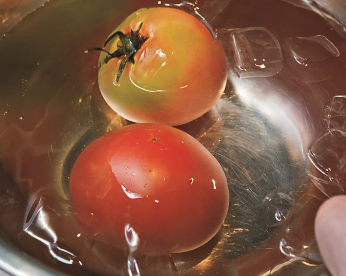 トマトはうまみを逃がさないよう、へたを取らずにそのままで湯むきして。