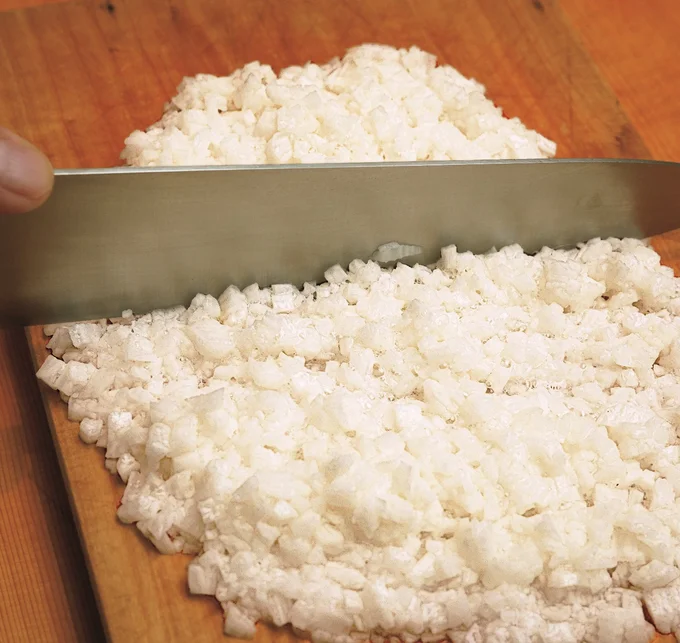 たらと長いものチーズ焼きは、長いもを包丁で細かくたたき、牛乳と合わせればベシャメル風のとろみが完成。