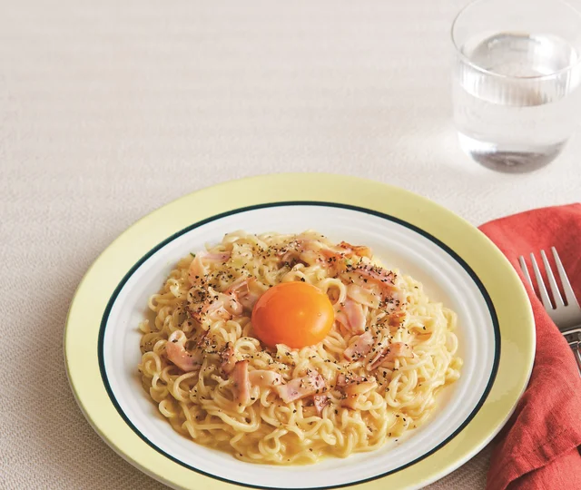 ラーメンがカルボナーラに大変身？すぐにできちゃう塩味袋麺アレンジレシピ3つ