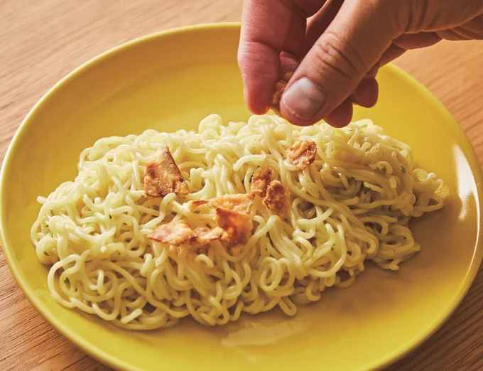 とん平焼き風そばのいかフライスナックは、小さく砕いて散らす。