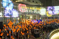 都庁舎がランタンの光に包まれた大晦日。「HAPPY NEW YEAR TOKYO」参加レポート