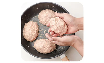 肉だねをまぜるのもフライパンで