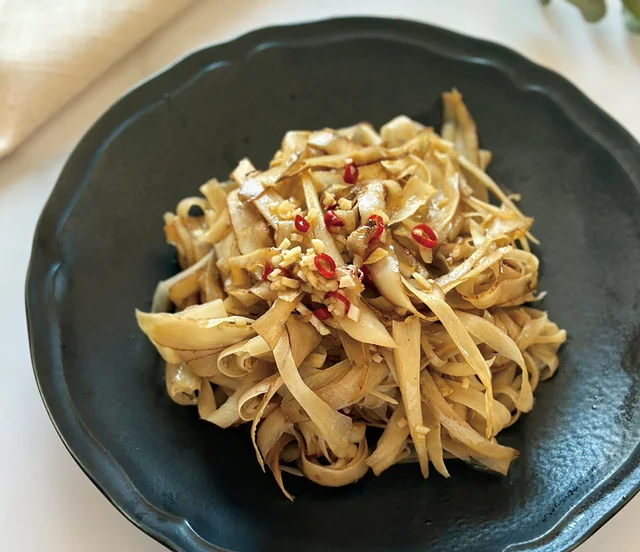 ごぼうとにんにくの風味がベストマッチ。ピーラーで簡単調理『ごぼうのペペロンチーノ』／野菜のレシピ事典（5）