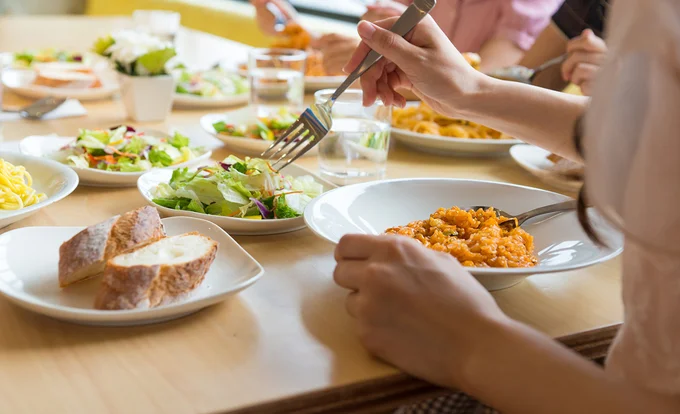 「ごはん作りがしんどい」ときこそ外食を!?