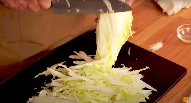 大量の白菜をすばやく切るのに有効なワザ