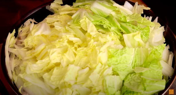 フライパンから溢れんばかりの白菜▶︎大量の白菜でフタが閉まらない! そんなときは…