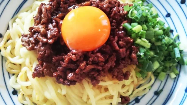 麺、ひき肉、卵のコントラストが写真映えバッチリ。でも食べるときはガッツリ混ぜてしまうのだが