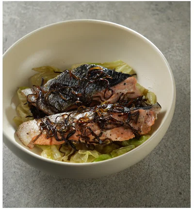 塩昆布をまんべんなくのせ、ふんわりとラップ。