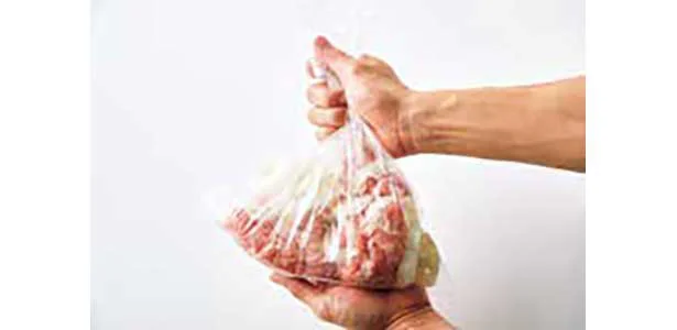 袋に豚こま肉、玉ねぎ、片栗粉を入れてふり、全体にまぶす