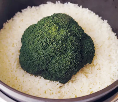 インパクト大！ブロッコリーをまるごと炊飯器へ
