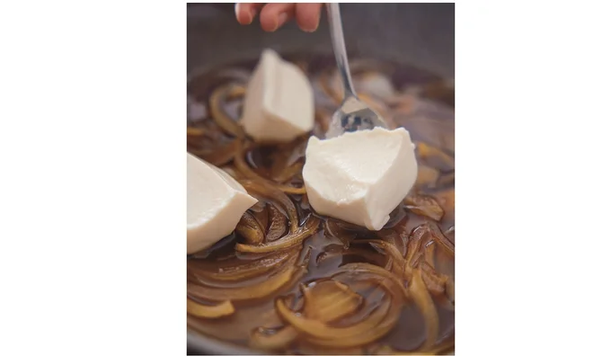 とり肉と一緒に豆腐を煮て、食べごたえをアップ。スプーンですくって入れると、味がしみやすく、口当たりもなめらかに。