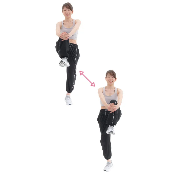 両腕を下ろしながら太もも上げる
