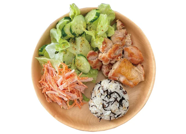 やせる食事で体を変える！ ひじきおにぎりで栄養バランスを整えた「ガーリックチキンプレート」／1回1分！ 本気やせダイエット（13）