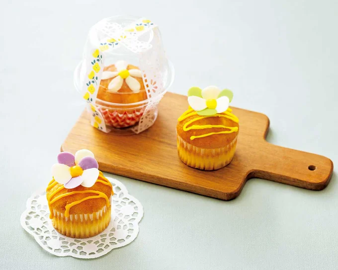 市販のお菓子を劇的にデコる!100均のチョコペンで「花デコレーションカップケーキ」
