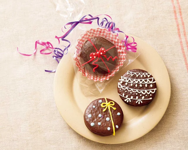 レースやリボン、水玉を描いて楽しい！いつものチョコパイがバレンタインスイーツに早変わり