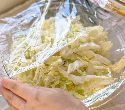ボウルに入れてラップをして加熱する▶レンジ加熱後に出てきた水分はどうすればいい？（⇒次へ）