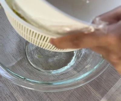 白菜の水けを切るときは、耐熱ボウルと同じサイズのざるに加熱した白菜をざるに移し、その上からボウルの底で圧をかける▶まずは作り方をおさらい（⇒次へ）
