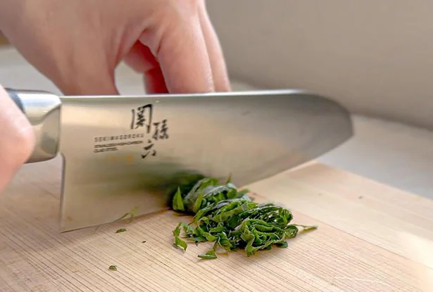 しそをせん切りにする。しそを使うことで、サバの臭みが消え、食べやすくなります▶次はサバ缶。缶汁はどうする?(⇒次へ)