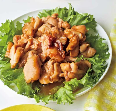 鶏もも肉は、メニューによってはカット済みのから揚げ用肉を買うと時短に