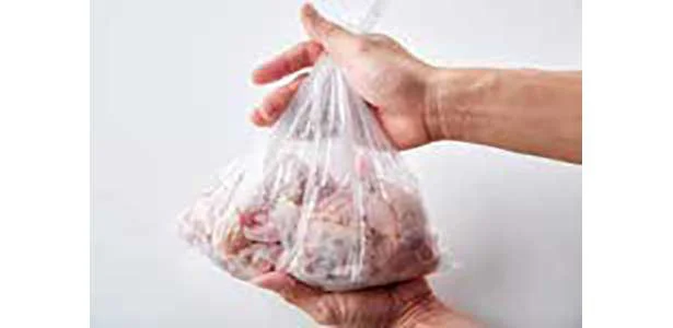 袋に鶏肉と片栗粉を入れてふり、全体にまぶす