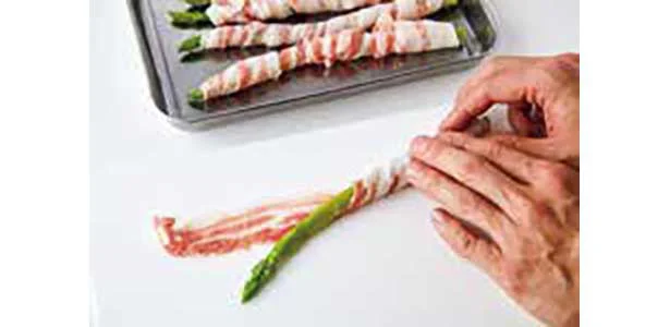 アスパラはラップで包んで2分チン。豚肉をぐるぐると巻きつけ、全体に片栗粉をふる