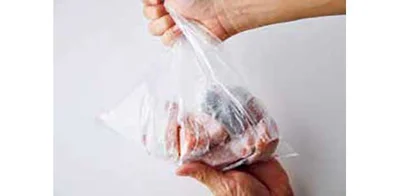 袋に鮭と片栗粉を入れてふり、全体にまぶす