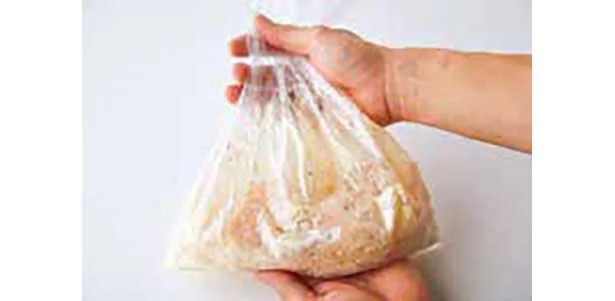 大きめの袋にえびとマヨを入れてもみ込み、パン粉を加えてふり、全体にまぶす