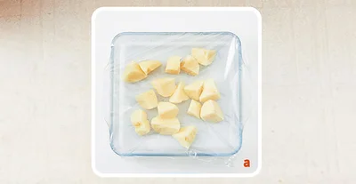 耐熱皿にじゃがいもを入れ、ふんわりとラップをかけて