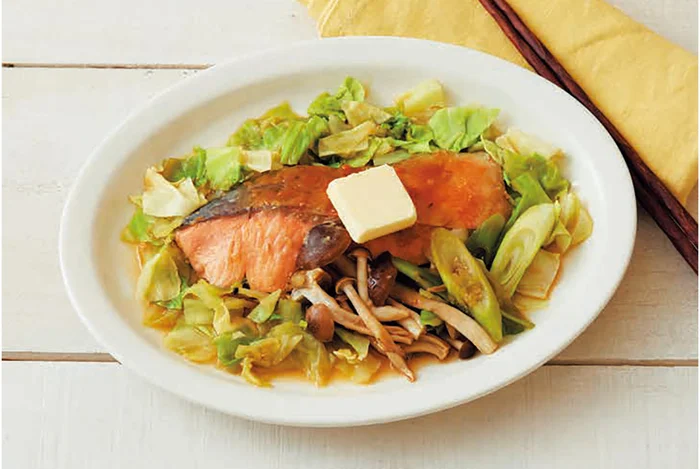 器ひとつですぐ完成！ 包み蒸しにしてもおいしい「鮭のちゃんちゃん焼き風」／奇跡のレンジおかず202（4）