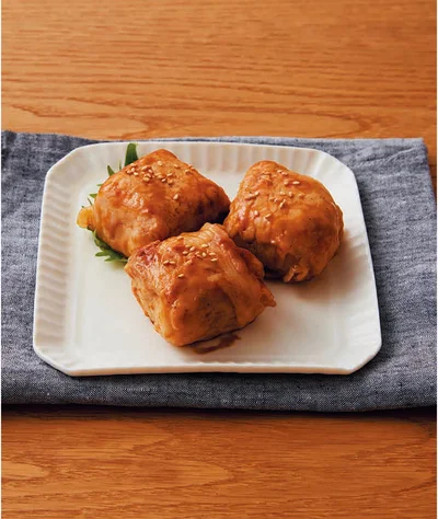 ぎゅっと力を入れると崩れるので、にぎらずに肉を巻くだけでOK
