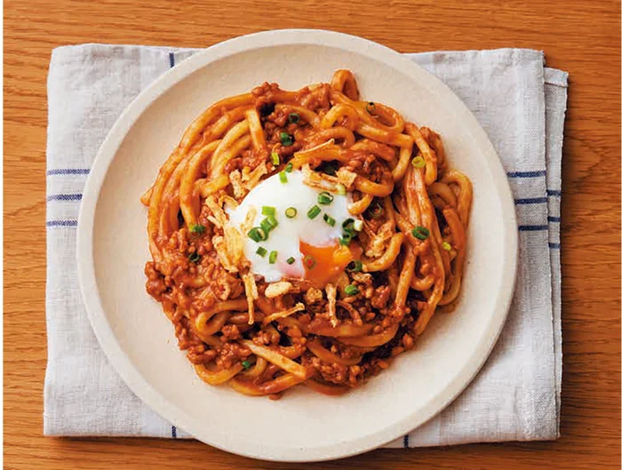 カレーうどんの新定番！ 仕上げにピザ用チーズをかけてもおいしい「汁なしカレーうどん」／奇跡のレンジおかず202（9）