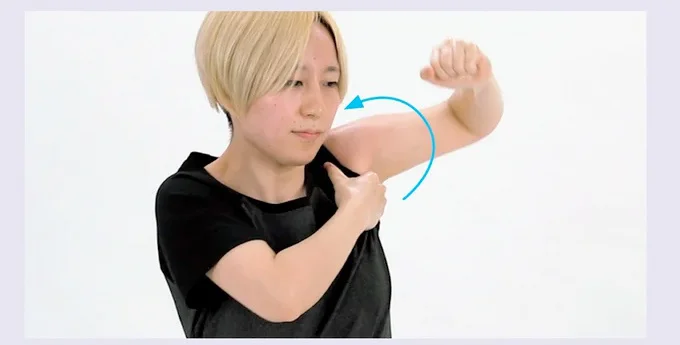 二の腕8 わきを押さえて、腕を後ろに回す