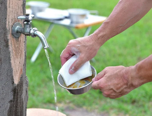 アウトドアでの食器洗いに