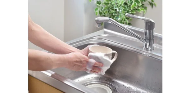 水に濡らすだけでもこもこ泡立ち、簡単食器洗い！