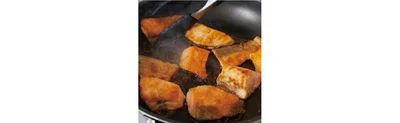 上下を返しながら照り焼きソースをしっかりからめて
