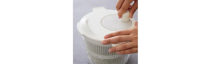 葉物野菜は洗った後、サラダスピナーなどでしっかり水けをきって