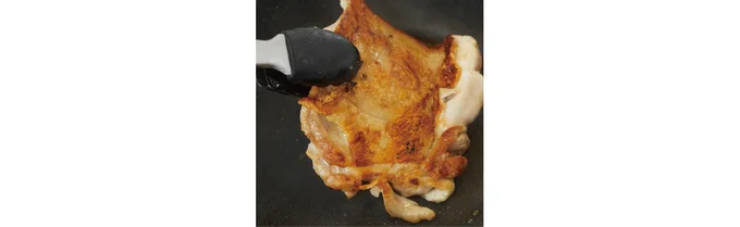 強めの火加減で、皮目においしそうな焼き色をつけて香ばしさをプラス