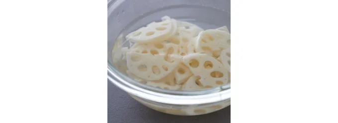 酢水にさらし、アク抜きしながら白さをキープ