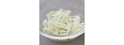 先に玉ねぎをレンチンし、辛みを除いて甘みを引き出す