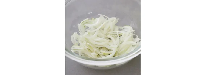 先に玉ねぎをレンチンし、辛みを除いて甘みを引き出す