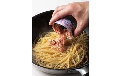 ツナは汁ごと入れる