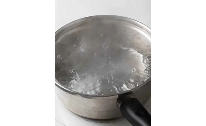 鍋に湯を沸かす