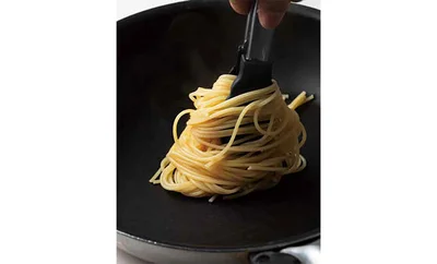 スパゲッティをフライパンへ