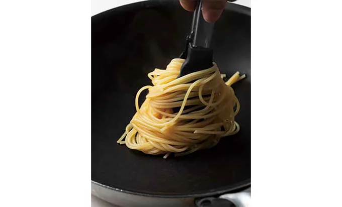 スパゲッティをフライパンへ