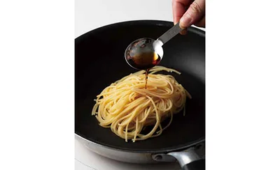 フライパンに材料を入れる