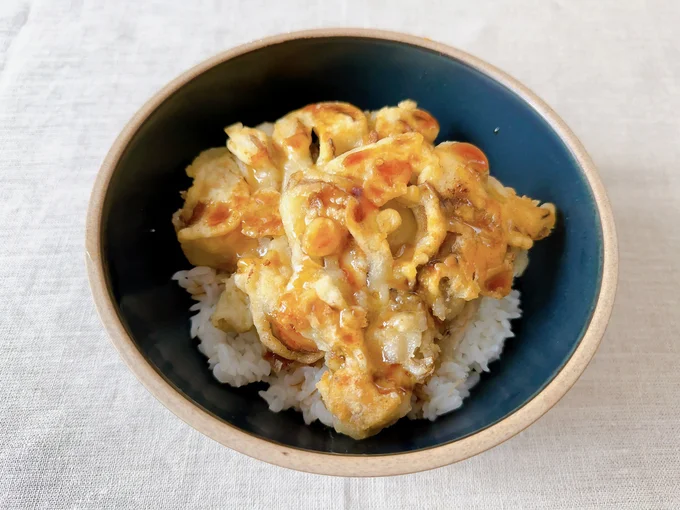 特大のまいたけ天をのせた「雪国まいたけ極で揚げずに天丼」