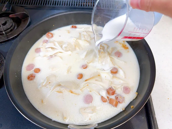 牛乳、ごはんを入れたら弱火で煮る