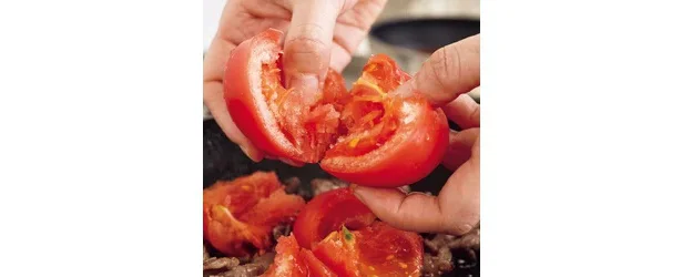 トマトは手で割り入れる