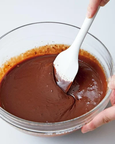 ゴムべらでゆっくり混ぜてチョコを溶かす